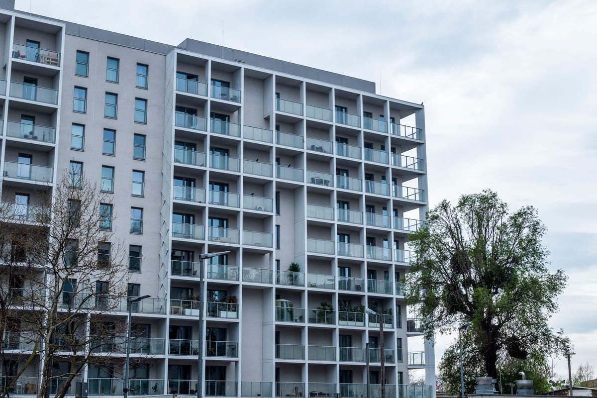 Geniş cam balkonlarıyla bir apartman binası